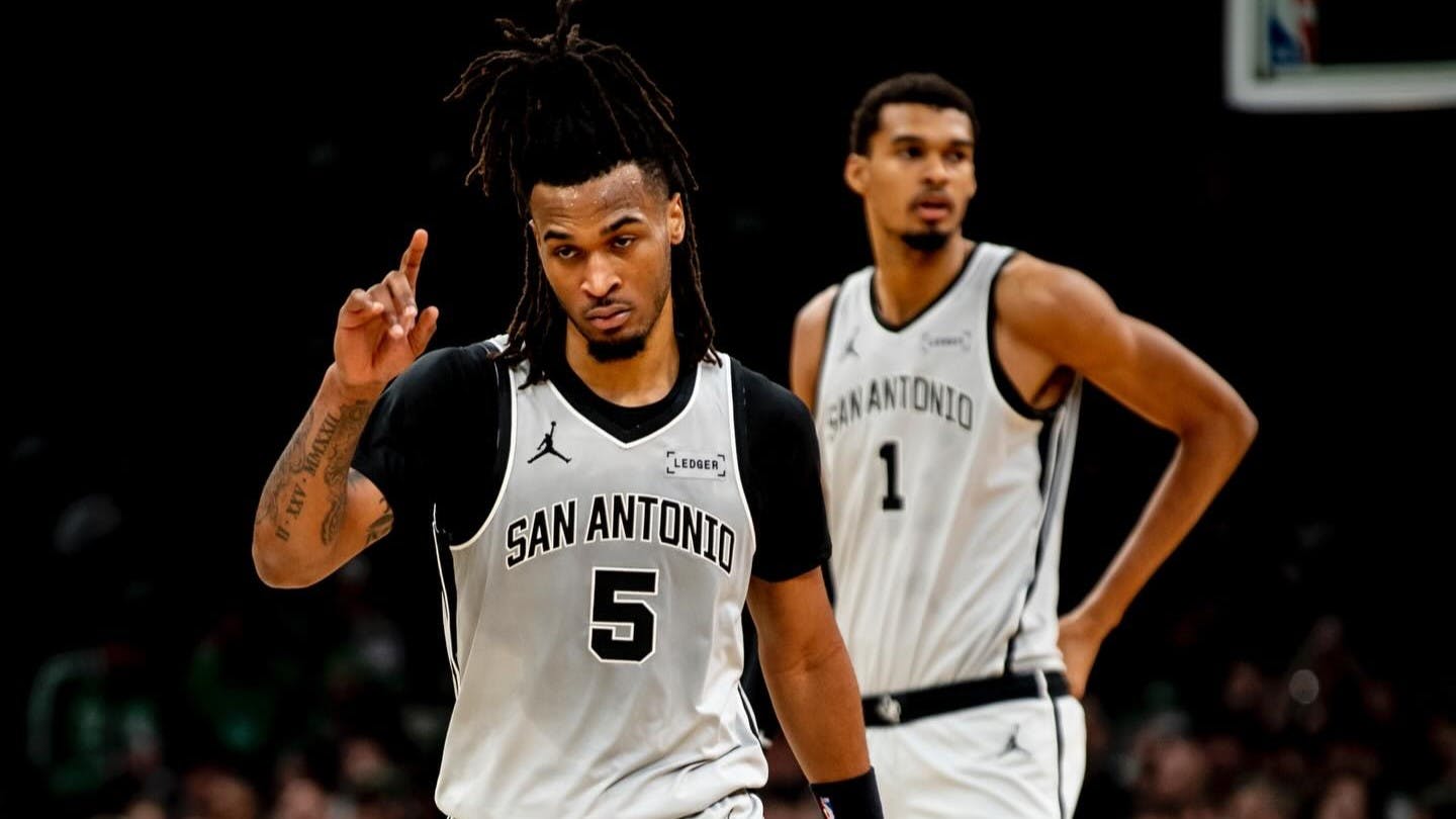 Red-hot Spurs stage gutsy 4Q comeback vs Raptors to claim 10th straight win